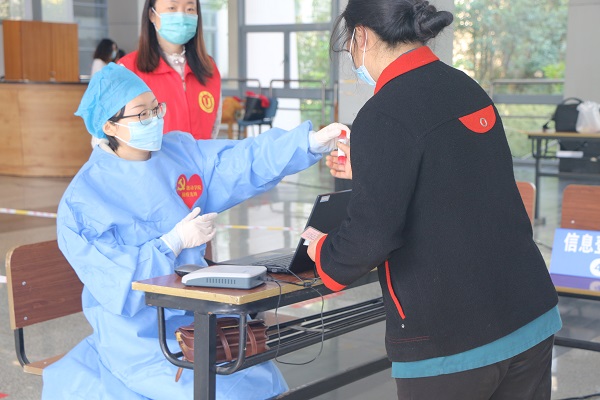 4.教师志愿者参与学校常规核酸检测志愿服务